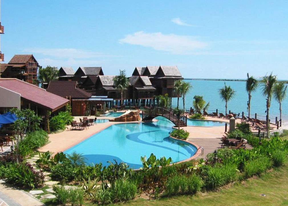 ein Resort mit einem großen Pool am Meer in der Unterkunft 2 room Apartment @ Langkawi Lagoon Resort in Kampung Padang Masirat