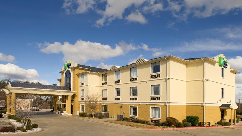 eine Darstellung der Vorderseite eines Hotels in der Unterkunft Holiday Inn Express Hotel & Suites Mount Pleasant, an IHG Hotel in Mount Pleasant