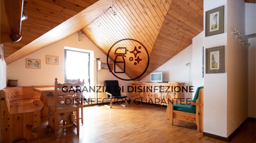 un soggiorno con soffitto in legno e scrivania di Italianway - Forni 7 a Valfurva