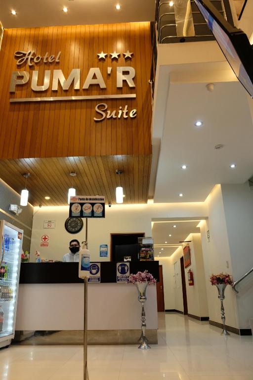 un centro comercial jumeirah con un signo de sonrisa jumeirah en Hotel Puma'r Tacna en Tacna