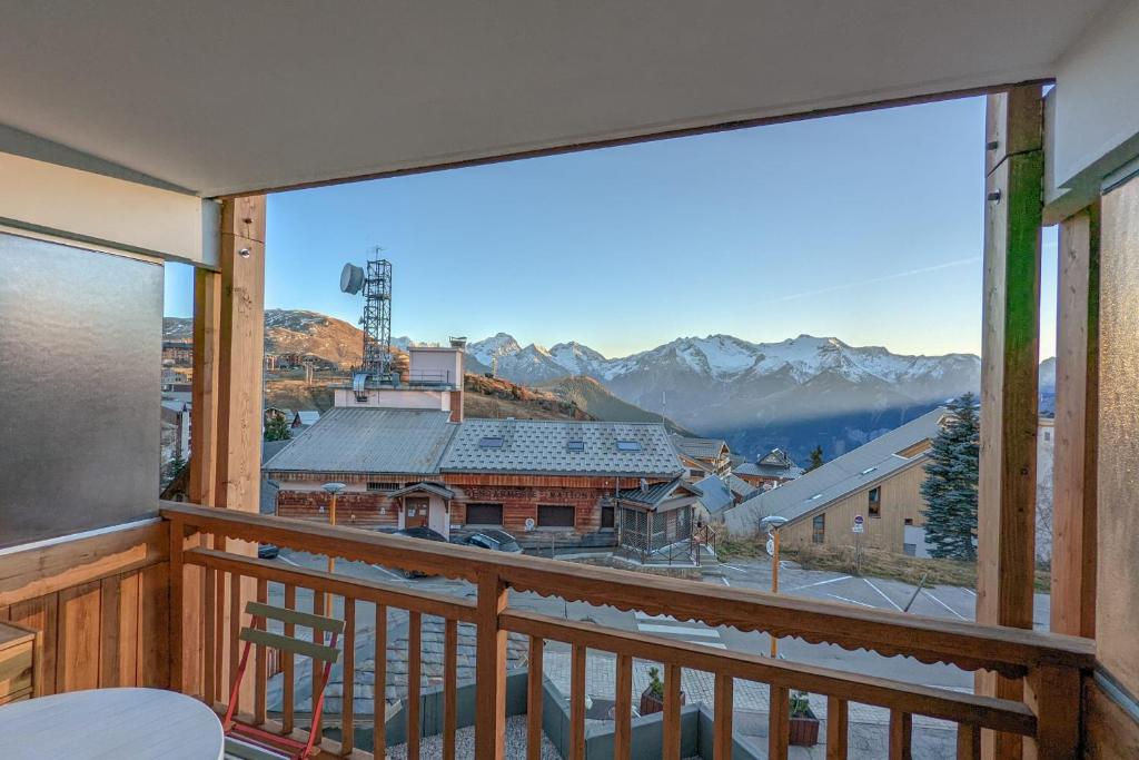 a balcony with a view of the mountains at Cosy studio with balcony at the heart of L'Alpe d'Huez - Welkeys in LʼHuez