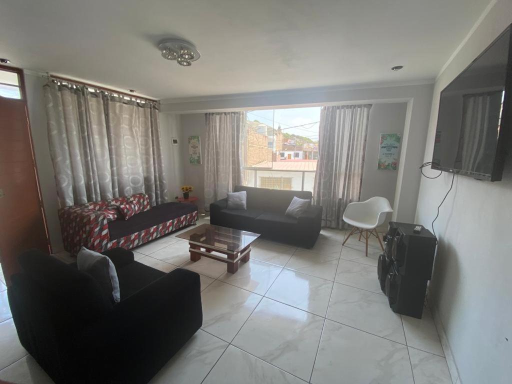 sala de estar con 2 sofás y TV en Barranca Beach Apartments, en Barranca