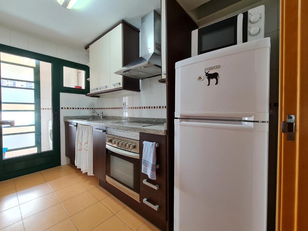 Kuchyň nebo kuchyňský kout v ubytování Apartamento Completo Torresol IV