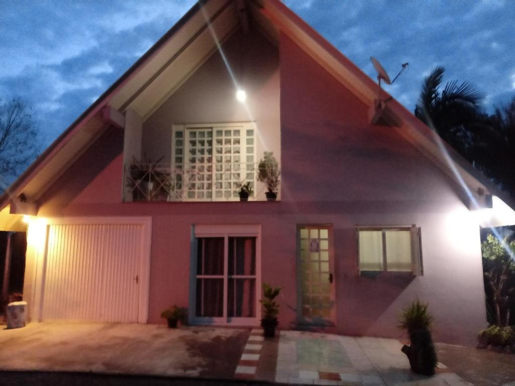 ベント・ゴンサルベスにあるPousada paraísoの夜のピンクの家