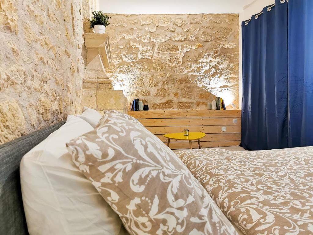 A bed or beds in a room at Appartement Ma Douce Charente - Superbe T3 Design et Fonctionnel - Hyper Centre à Saintes