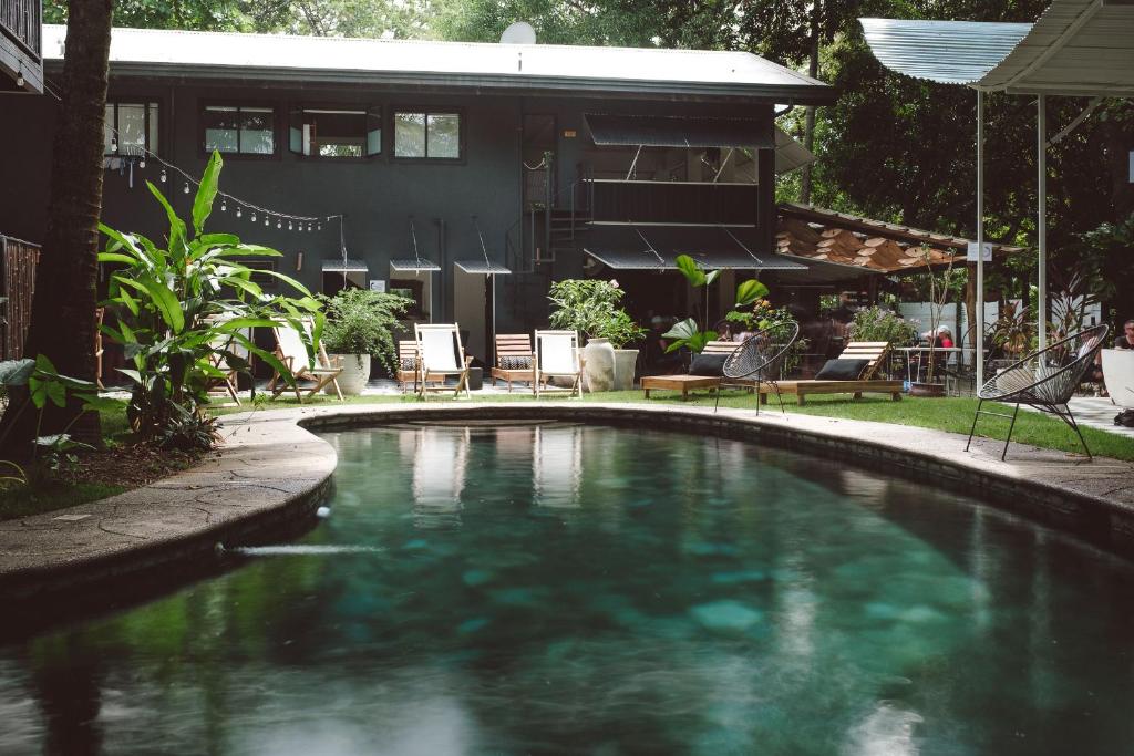 una piscina en el patio trasero de una casa en La Negra Surf Hotel, en Nosara