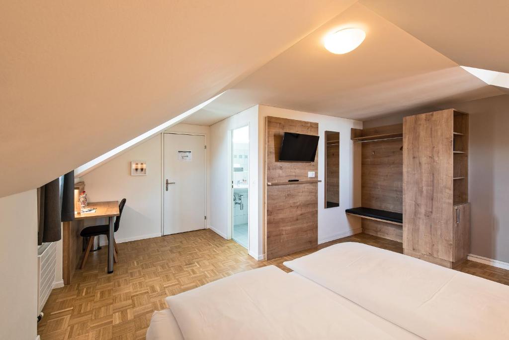 Postel nebo postele na pokoji v ubytování Hotel zum Hirschen