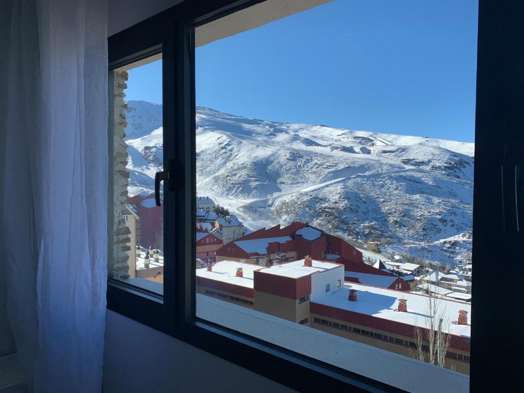 シエラネバダにあるMonte Oiz II-Fの雪山の景色を望む窓