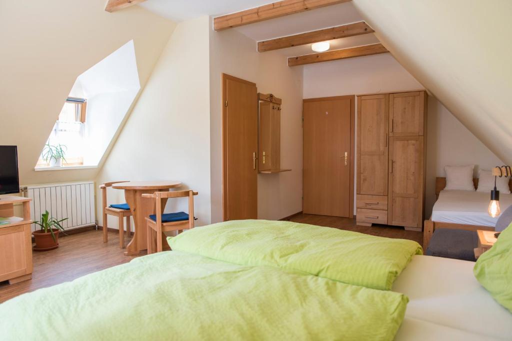 Postel nebo postele na pokoji v ubytování heurigengasthof prinz