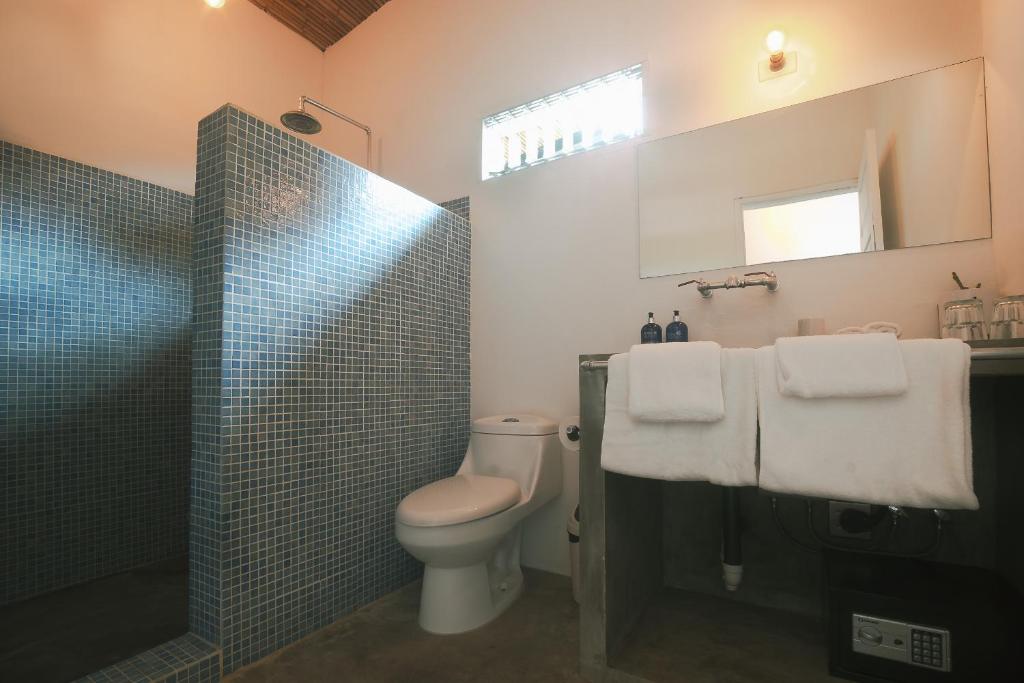 Koupelna v ubytování La Negra Surf Hotel