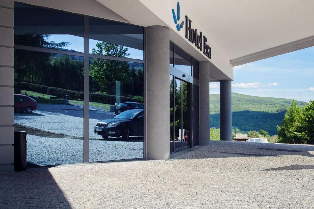 Nespecifikovaný výhled na hory nebo výhled na hory při pohledu z hotelu