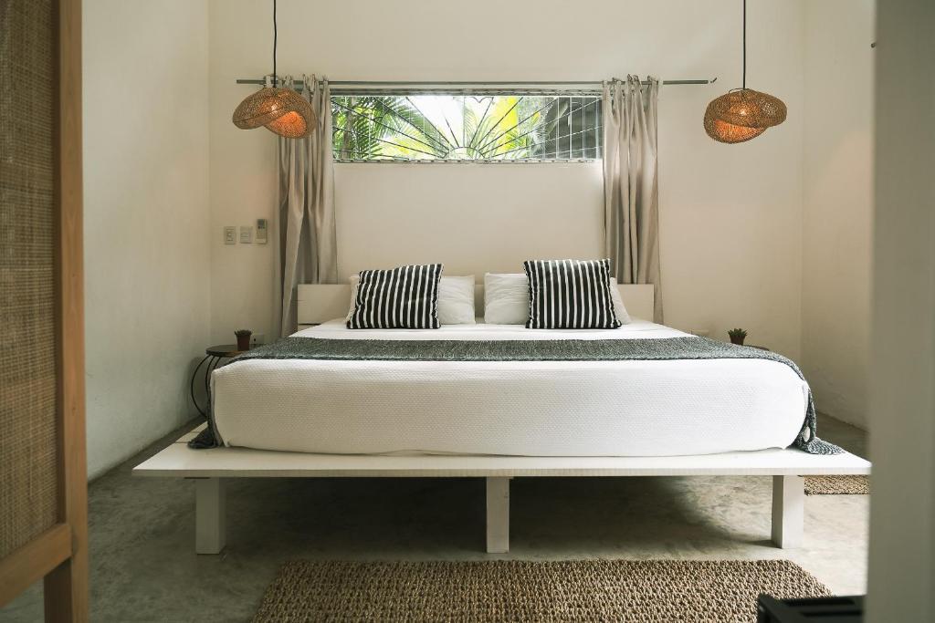 Postel nebo postele na pokoji v ubytování La Negra Surf Hotel
