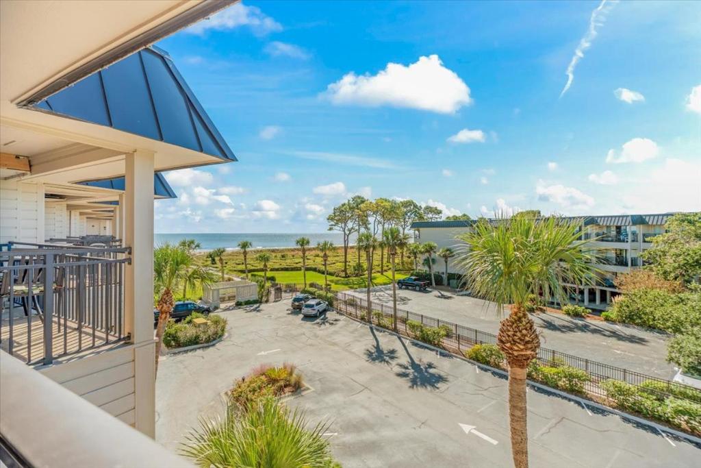 uma varanda com vista para o oceano em Seaside Villa 332, 1 Bedroom, Pool, Oceanside, 3rd Floor, Wi-Fi, Sleeps 4 em Hilton Head Island