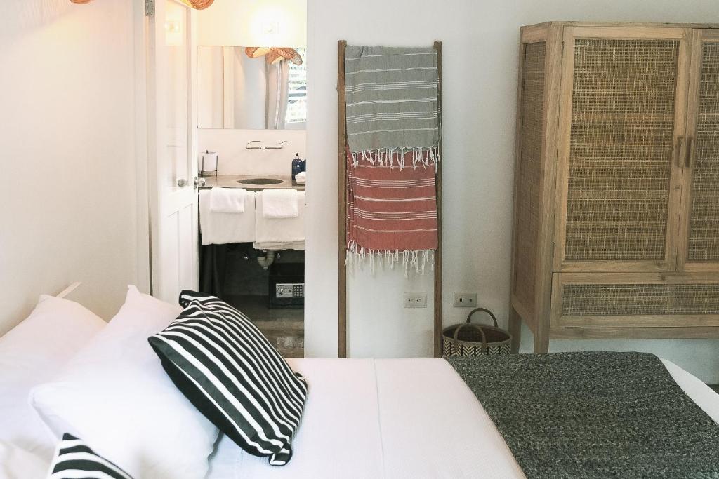 Postel nebo postele na pokoji v ubytování La Negra Surf Hotel