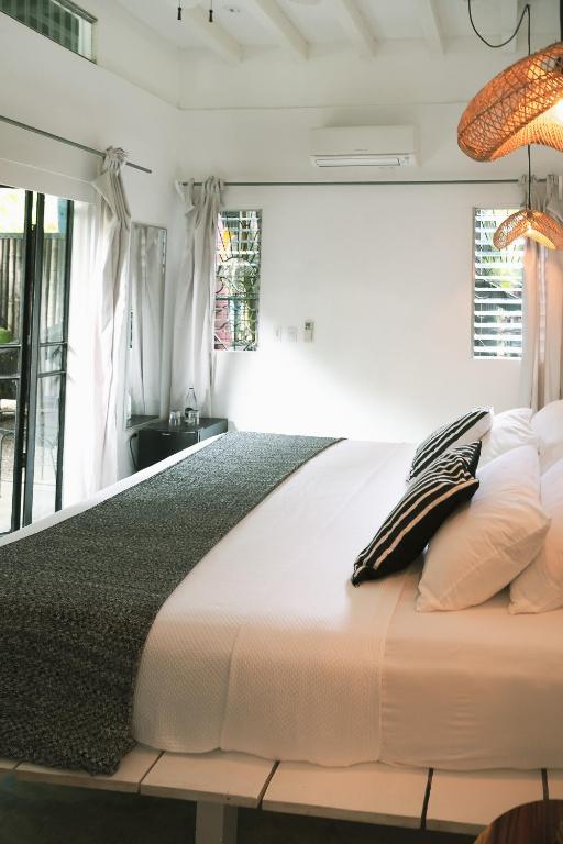 Postel nebo postele na pokoji v ubytování La Negra Surf Hotel