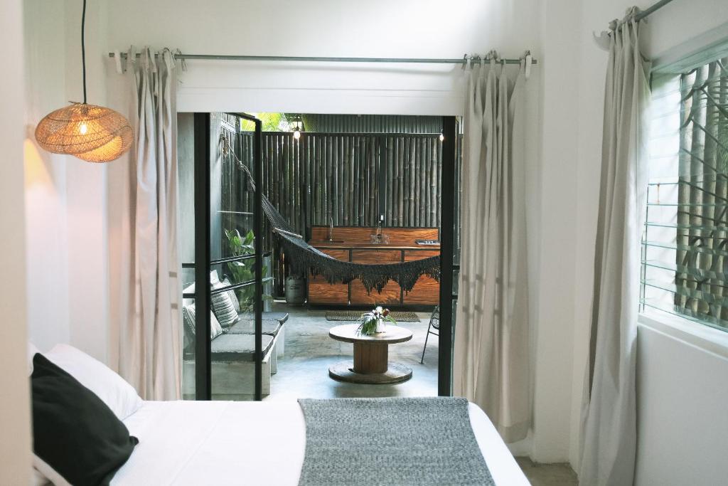 Postel nebo postele na pokoji v ubytování La Negra Surf Hotel