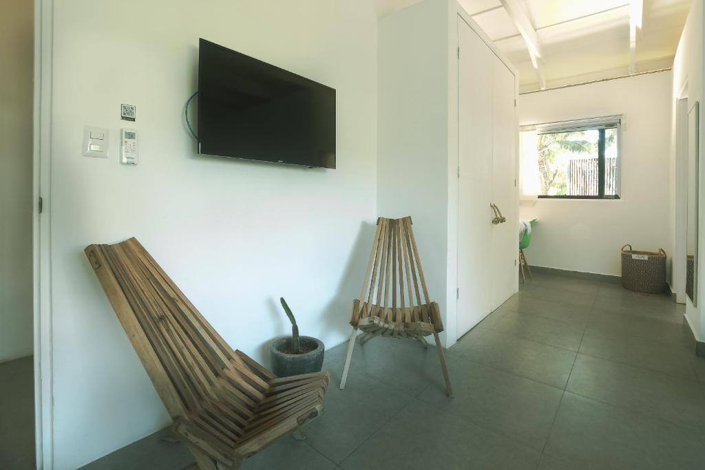 TV a/nebo společenská místnost v ubytování La Negra Surf Hotel