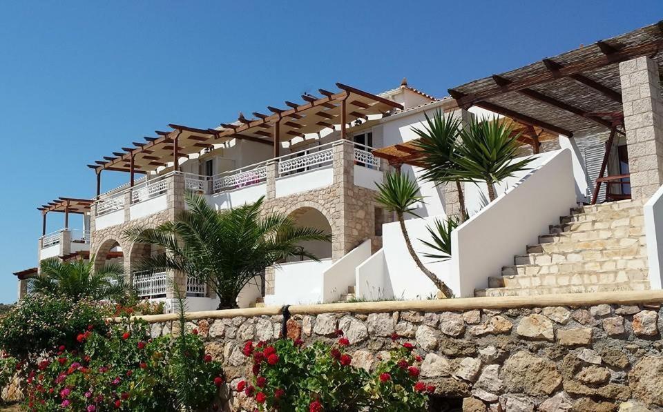 een gebouw met een trap en een stenen muur bij Voula Resort in Elafonisos