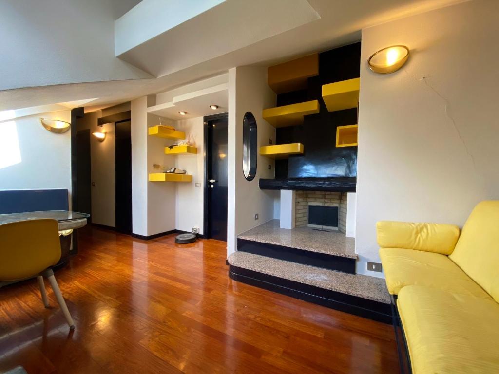 uma sala de estar com um sofá e uma lareira em Lecco Centro em Lecco