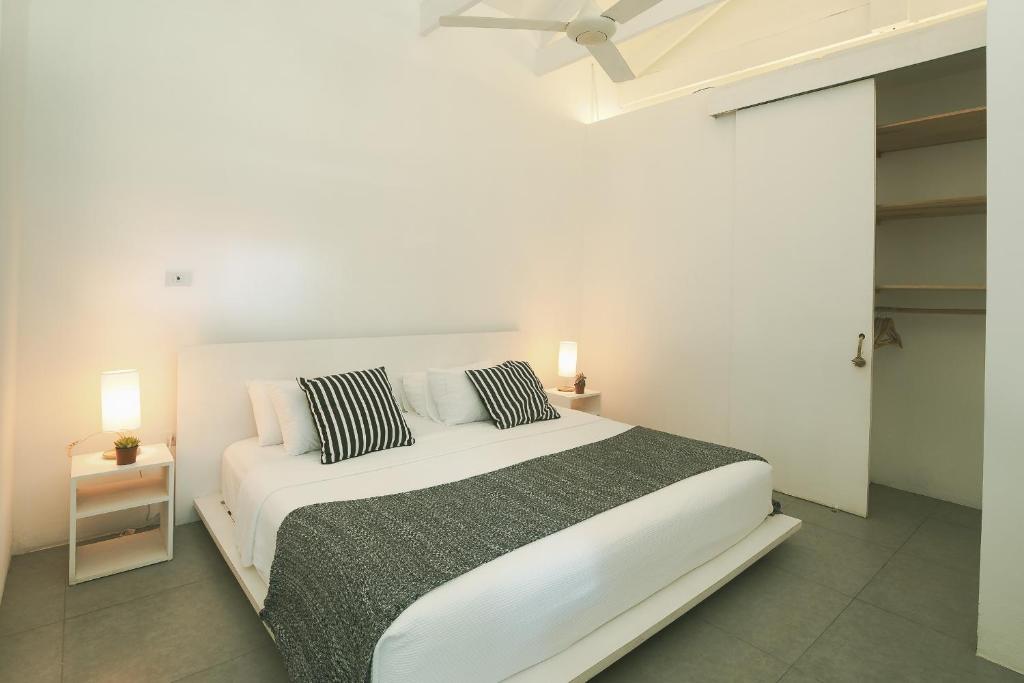 Postel nebo postele na pokoji v ubytování La Negra Surf Hotel