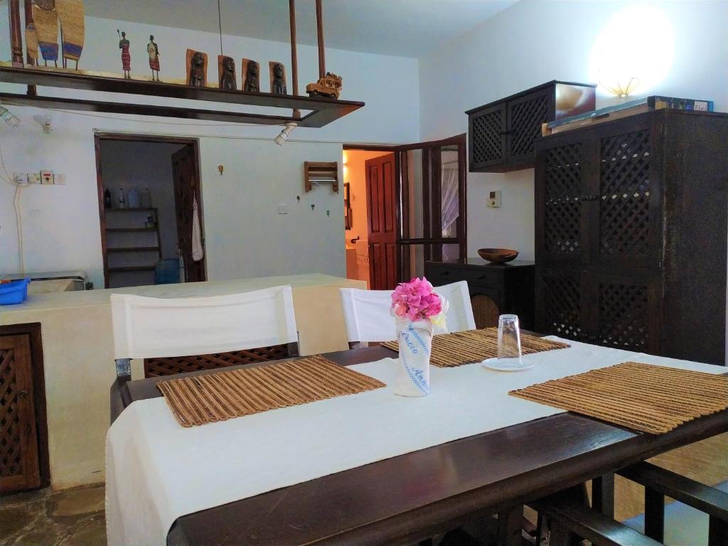 Postel nebo postele na pokoji v ubytování Karibuni Jeds Villas 85 & 86