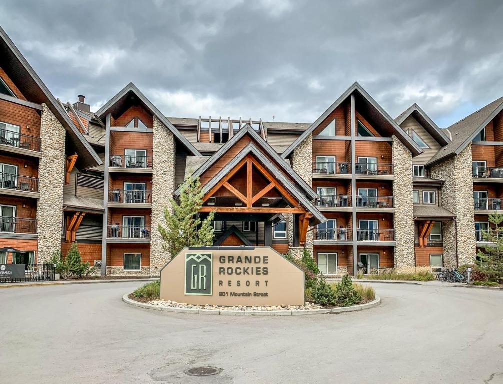 Gallery image of Mountain Fun - With Open Pool And Hot Tub in Canmore