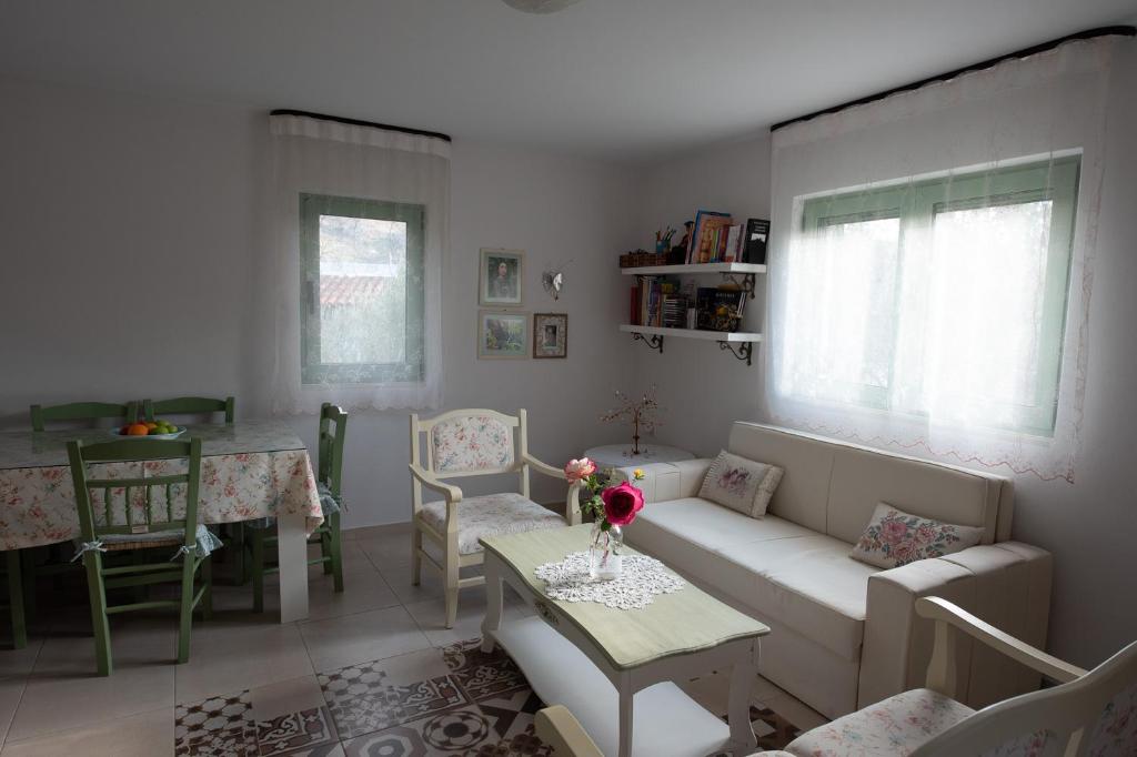 Posedenie v ubytovaní Arhondia House