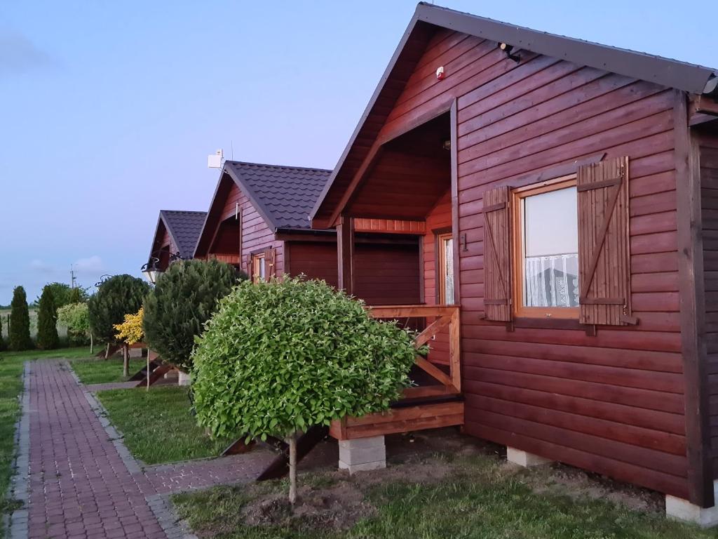 JezierzanyにあるDomki Letniskowe Poranekの赤い家