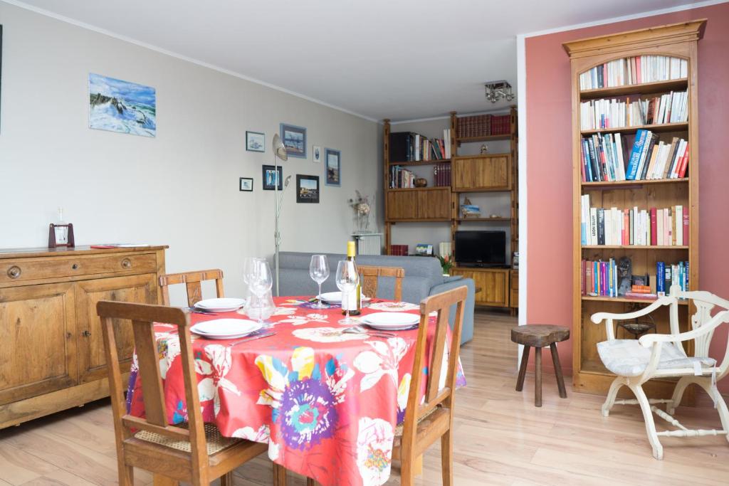 comedor con mesa y algunas sillas en EXIGEHOME Grand T2 proche Paris Porte d'Orléans en Châtillon