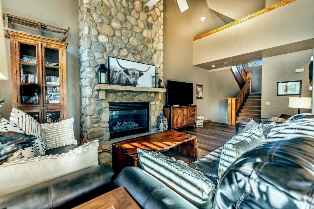 ein Wohnzimmer mit Sofas und einem Steinkamin in der Unterkunft Ironwood Townhome 2989 - Keystone2989com in Keystone