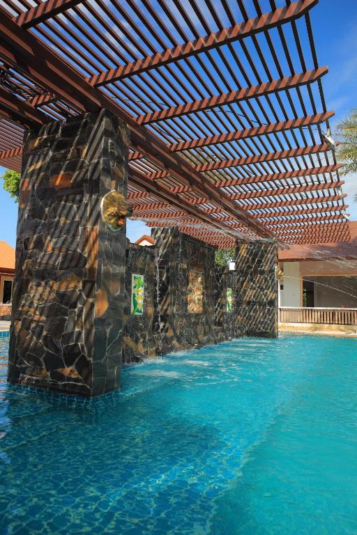 Bazén v ubytování Pueanjai Resort and Restaurant nebo v jeho okolí