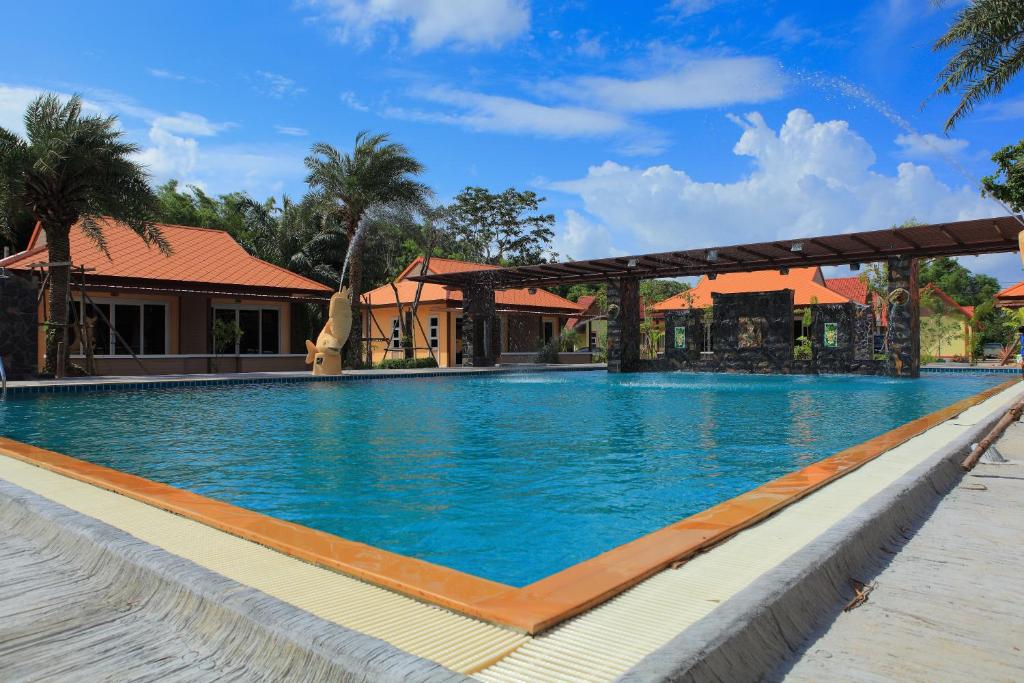 Pueanjai Resort and Restaurant في شومفون: وجود مسبح في المنتجع