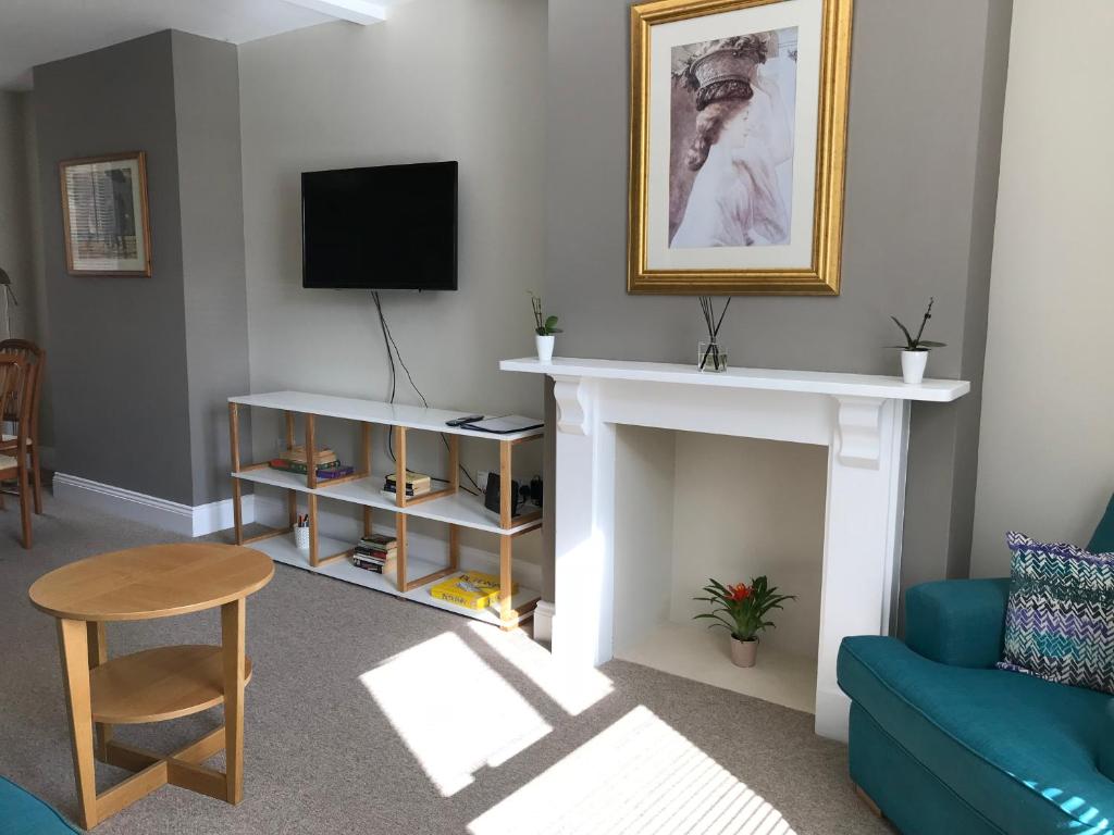uma sala de estar com lareira e televisão em Clifton House em Hereford
