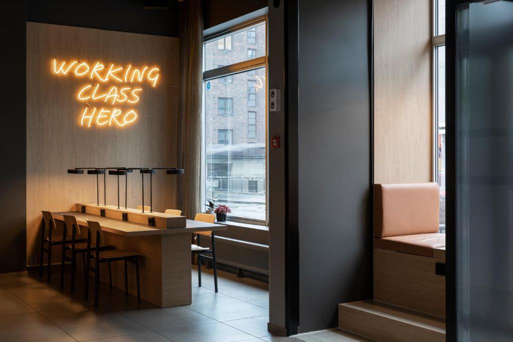 a restaurant with a table and a sign that says working class her at Comfort Hotel Xpress Youngstorget in Oslo