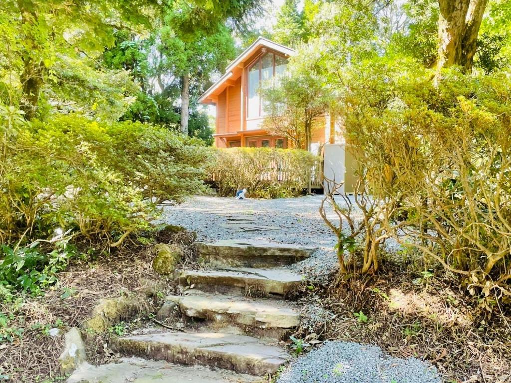 una casa con escaleras delante de una casa en Aso Otohime Lodge - Vacation STAY 80557v, en Aso
