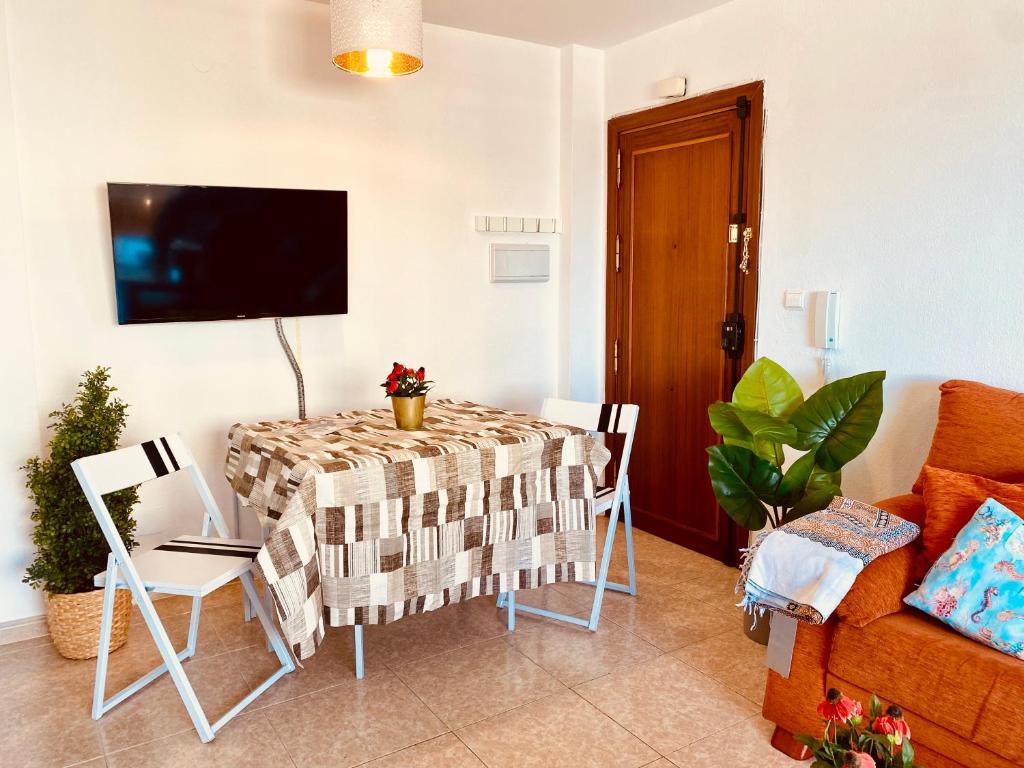 Televízia a/alebo spoločenská miestnosť v ubytovaní Apartamento, Sol y Playas