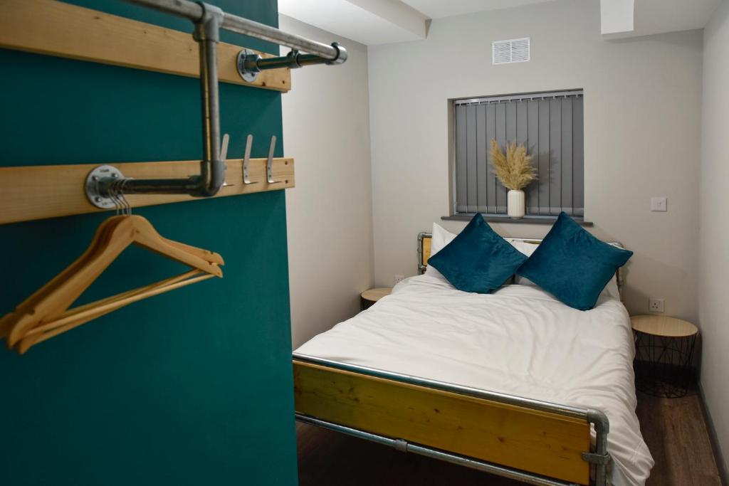 Postel nebo postele na pokoji v ubytování Cwtsh Hostel