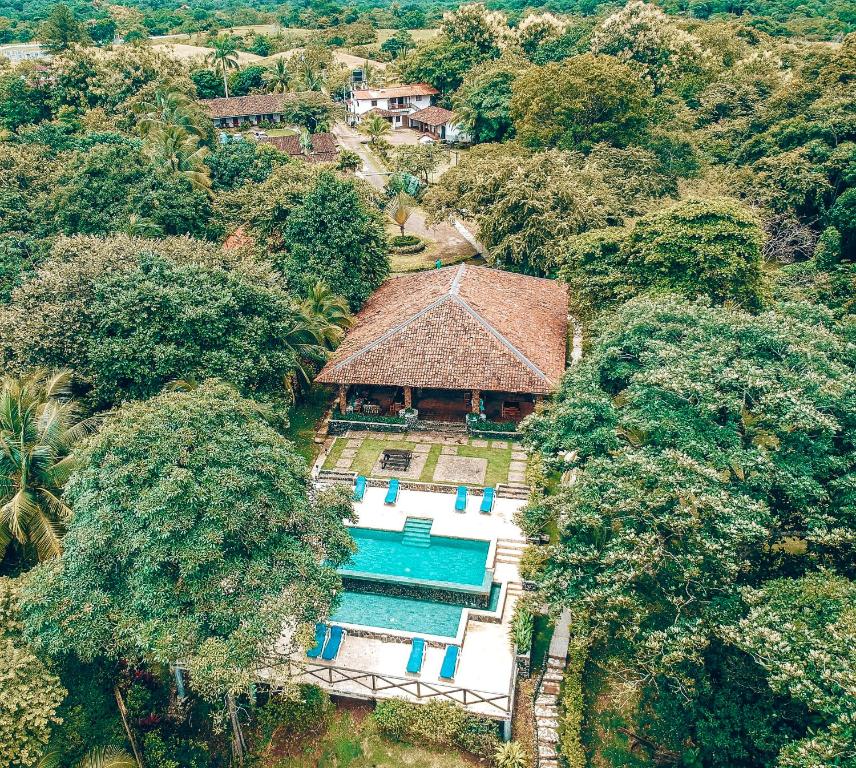 una vista aérea de una casa con piscina en Hotel Santa Catalina Panamá en Santa Catalina