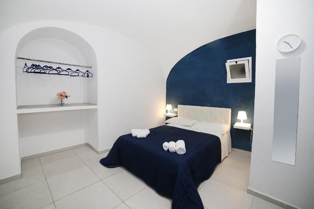 - une chambre avec un lit et 2 serviettes dans l'établissement Casa Carmela, à Naples