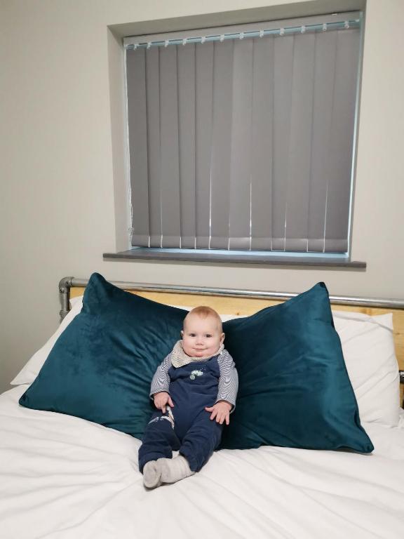 Postel nebo postele na pokoji v ubytování Cwtsh Hostel