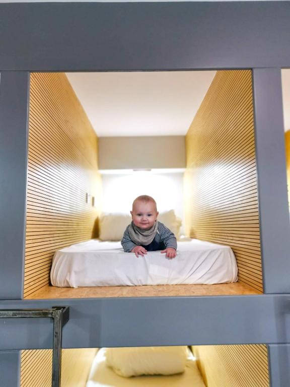 Postel nebo postele na pokoji v ubytování Cwtsh Hostel