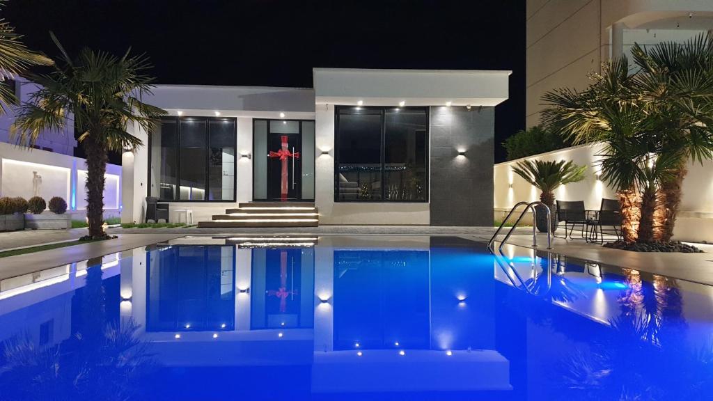 Πισίνα στο ή κοντά στο LT Luxury Villa