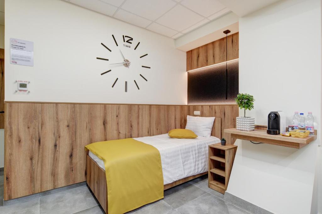 Postel nebo postele na pokoji v ubytování Riverside Inn - dunaparti szuterén