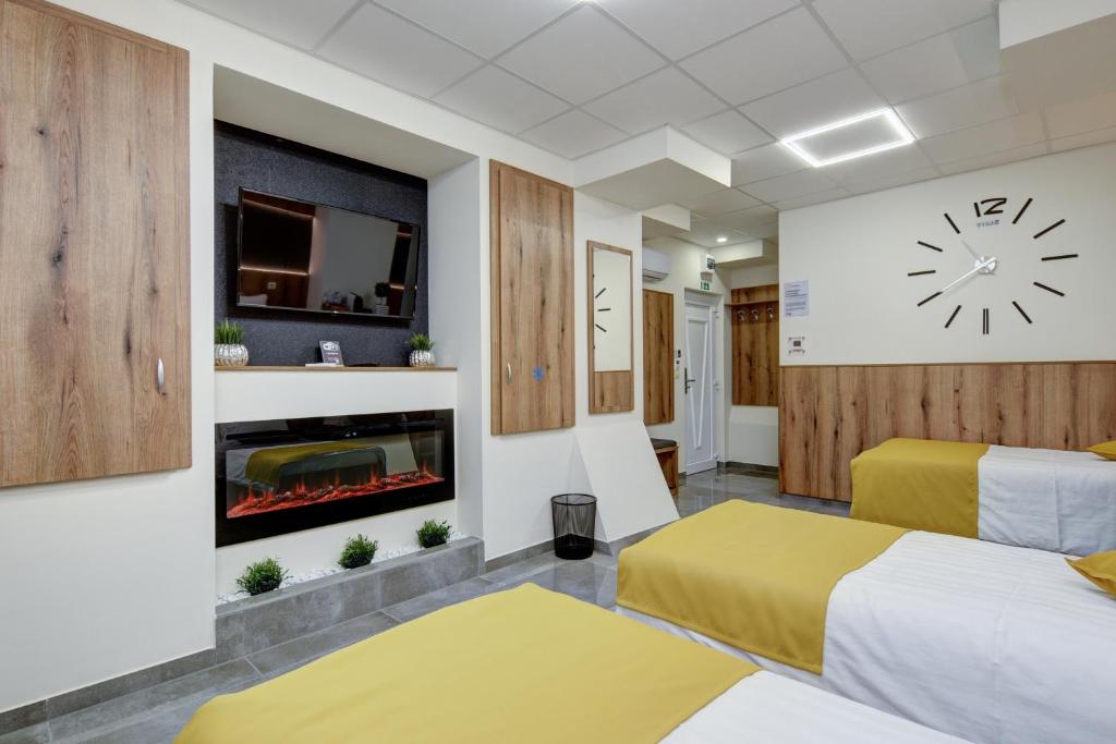 Postel nebo postele na pokoji v ubytování Riverside Inn - dunaparti szuterén