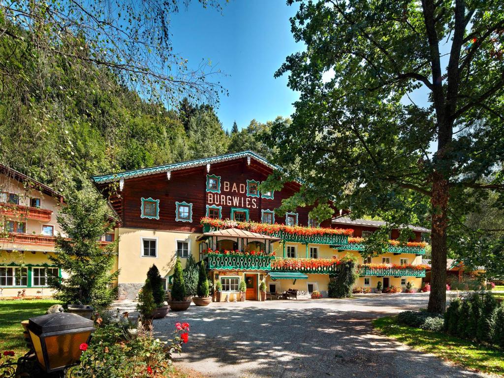 a building with a sign that reads bad dinosaur inn at Pension Heilbad Burgwies in Stuhlfelden