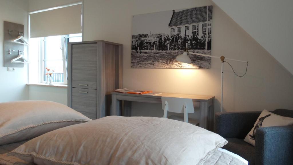 Postel nebo postele na pokoji v ubytování Hotel Posthuys Vlieland