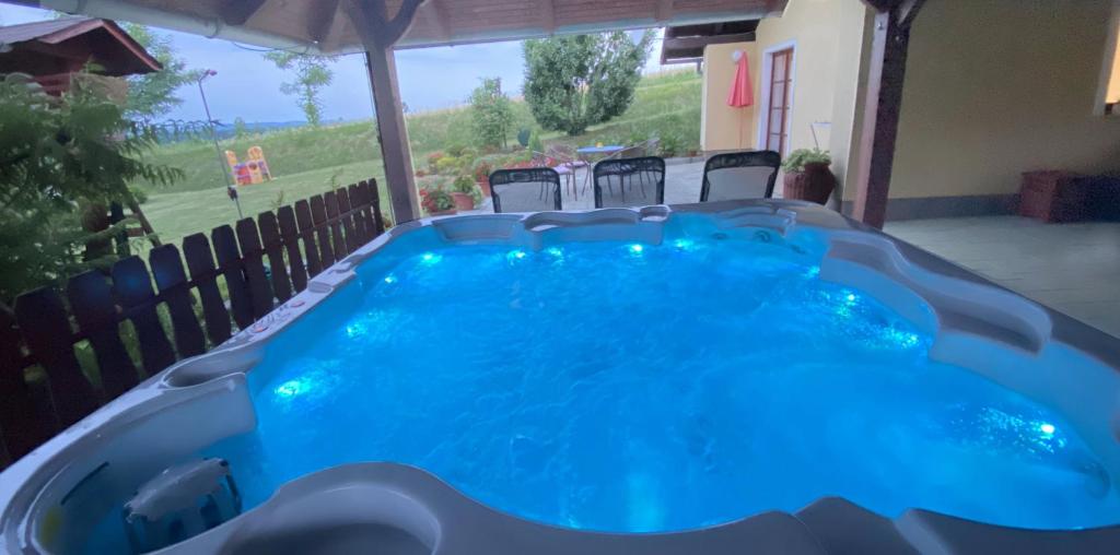 Bazén v ubytování Apartment Feher Lendava nebo v jeho okolí