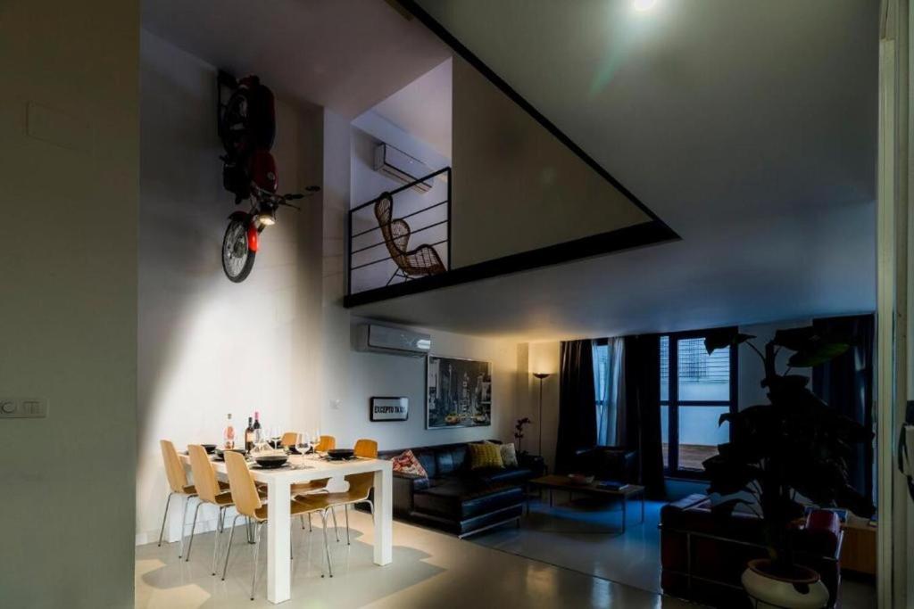 ein Esszimmer mit einem Tisch und Stühlen in einem Zimmer in der Unterkunft Duplex en San Lorenzo in Sevilla