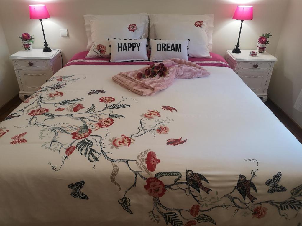 um quarto com uma cama com colcha floral em Architect House no Porto