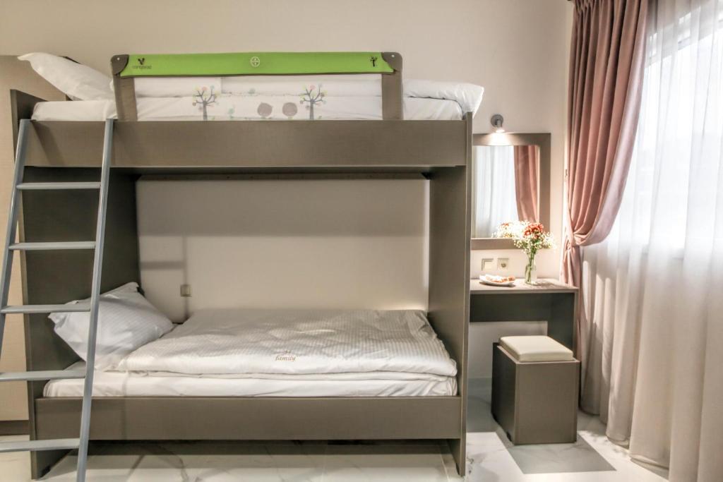 Postel nebo postele na pokoji v ubytování Del Sol #2 Meteora Luxurious Family Suites